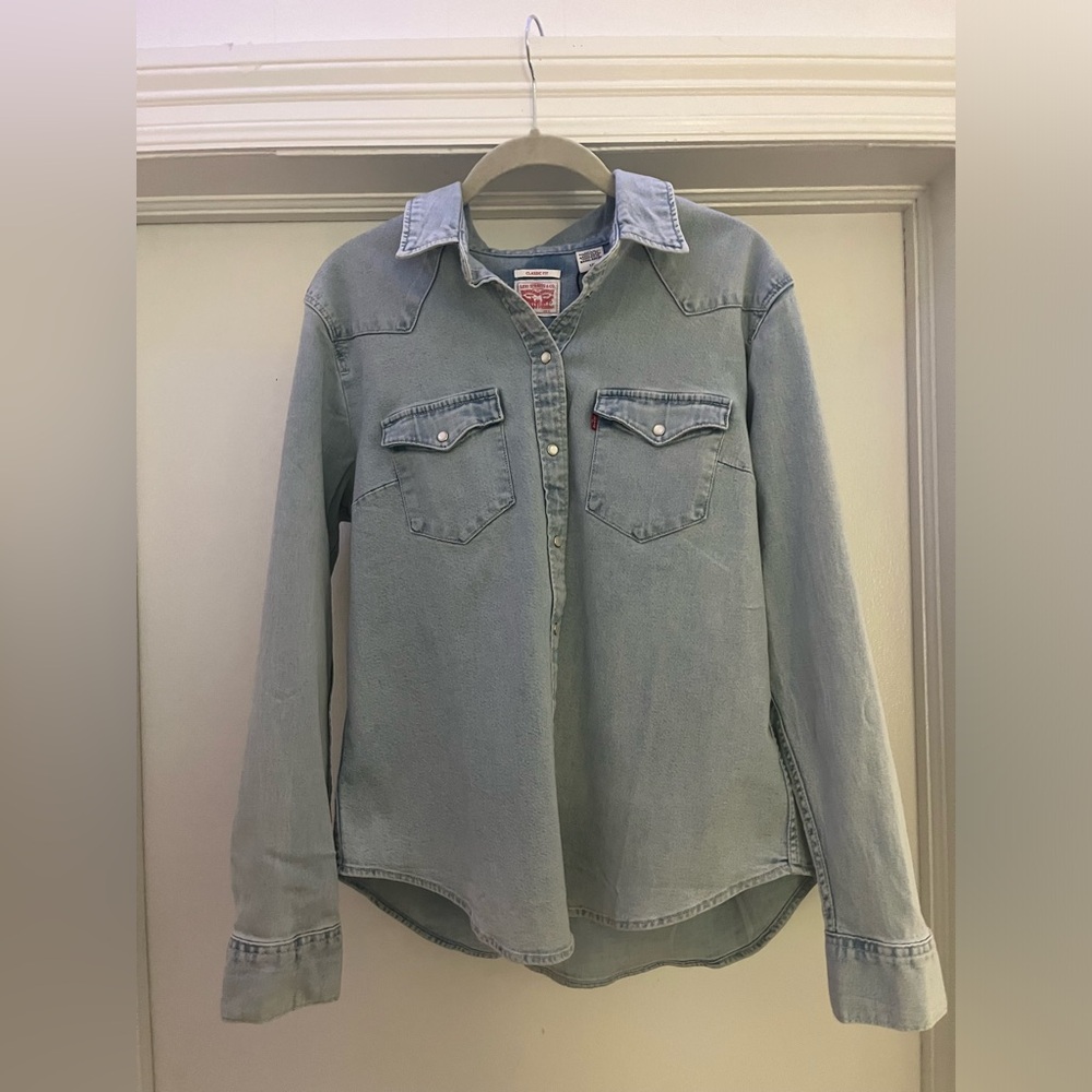 levi’s NWT size large blue denim pearl button up shirt
